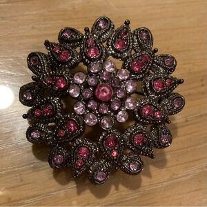 Vintage Art Nouveau Pink Orchid Brooch
Silver tone floral design